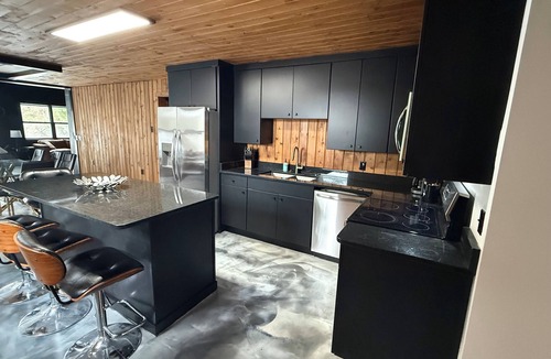Bellaire House | Waterfront- Modern Luxurious Cabin on Clam Lake – Torch Lake Boating - 7 beds