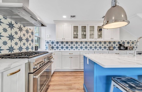 East Falmouth House | Waterfront Retreat with Private Dock and Fire Pit | Sleeps 8, Outdoor Dining, Spa-Style Primary, Chef’s Kitchen w/Dual Dishwashers, Gas Fireplace, River Views, Bright Open Layout, Central A/C, Perfect Coastal Escape for Families, 24 Hr Hospitality