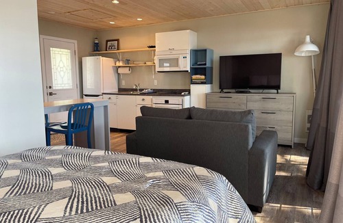 Sooke Hotel | Waterfront Studio Unit with Beach Access - Sleeps 2