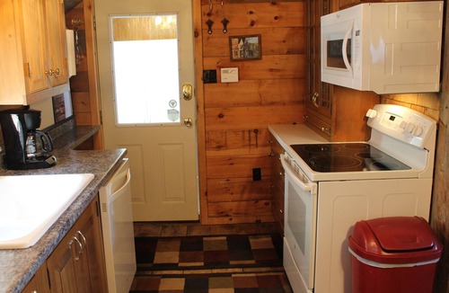 Eddington House | Waterfront Victoria Cottage,Kayaks,paddle board and canoe Included, Dogs Welcome