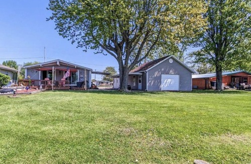 Port Clinton House | Waterside Retreat! Canal front, family friendly, big yard, boat access
