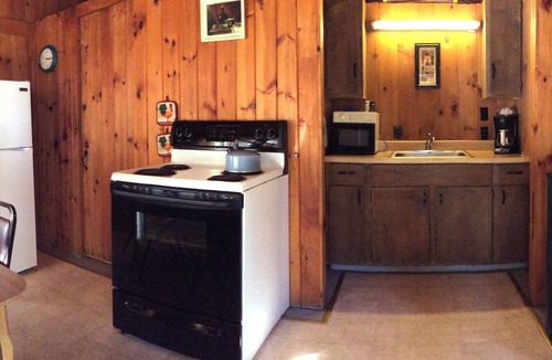 North Sebago Cottage | Waterview Cottage-Private Beach-Pets Welcome - Round Table Lodge, Sebago, Maine