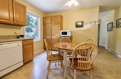Northport House | Welcome Home- Charming 4 Bedroom House in Town