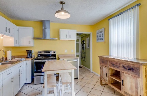 Inglewood House | Welcome to our Sunny, peaceful, and centrally-located home