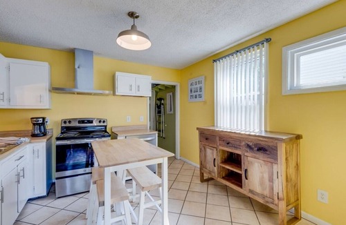 Inglewood House | Welcome to our Sunny, peaceful, and centrally-located home