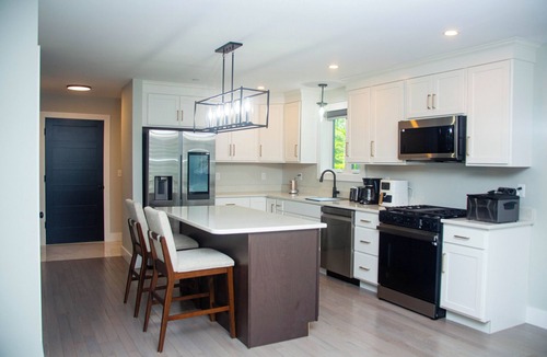 South Casco House | Welcome to your cozy Raymond retreat — a warm, family-friendly house.