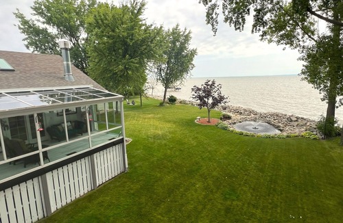 Abrams House | Welcome to Your Ideal NFL Draft Retreat on the Waters of Green Bay!