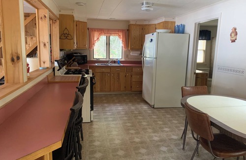 Roxbury Cottage | Welcoming 4-bedroom waterfront cottage with WiFi in charming Byron private beach
