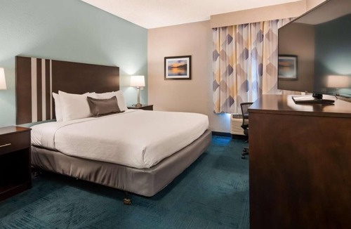 Blaine Hotel | Welcoming & Convenient Stay | Free Breakfast | Great Location