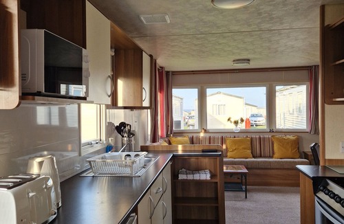 Whitley Bay House | Welcoming mobile home with WiFi in Whitley Bay 450m to beach, swimming pool, bar