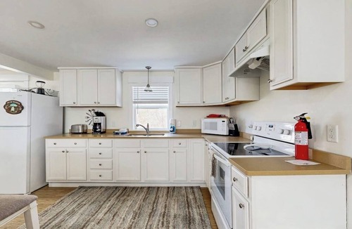 Boothbay Harbor House | Well-located, dog-friendly home - walk to footbridge & Barrett Park