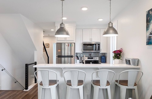 Traverse City Apartment | West Bay Hideaway | Downtown | AC | Beach | Rooftop Deck