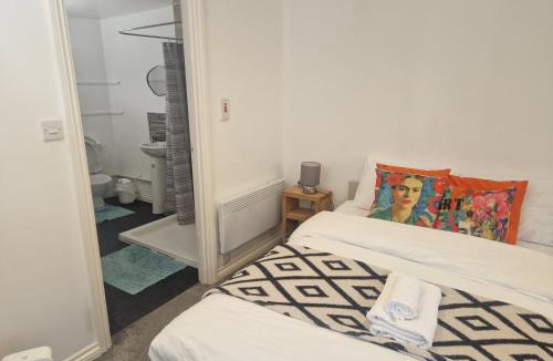 North Shields House | West Beck House Newcastle - Private Double En-Suite