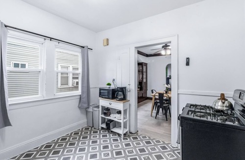 Cleveland Apartment | West CLE Cozy Corner Retreat – Sleeps 4 & Pets