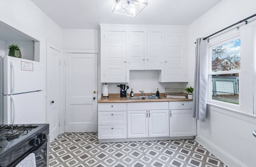 Cleveland Apartment | West CLE Cozy Corner Retreat – Sleeps 4 & Pets