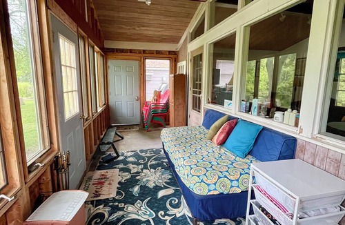 Markesan Cottage | West Cottage on the Pond