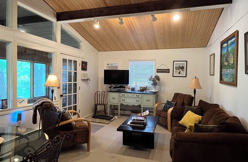Markesan Cottage | West Cottage on the Pond