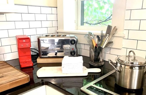 Valley Street Condo | West End luxury townhouse w/ AC+parking
