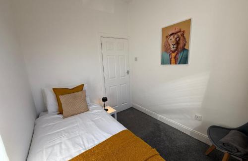 Gateshead Apartment | Westbrne-Spacious 4 Bedroom Sleeps 7 Contractor Stay