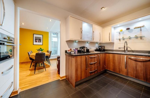 Newhaven Apartment | Weston's Penthouse sleep 10, 8 Beds Free Parking