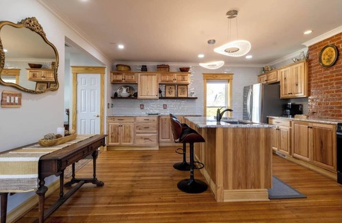 Front Park Apartment | Westside Luxury w/Antique Charm, Large 2BR