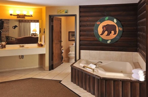 Onalaska Hotel | Whirlpool Suite | Heated Pool, Hot Tub | 5mi to Omni Center