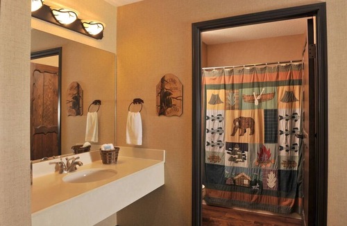 Onalaska Hotel | Whirlpool Suite | Heated Pool, Hot Tub | 5mi to Omni Center