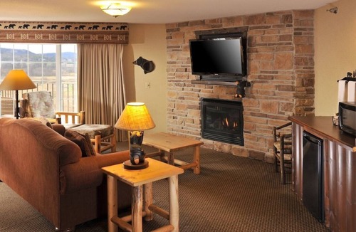 Onalaska Hotel | Whirlpool Suite | Heated Pool, Hot Tub | 5mi to Omni Center