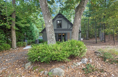 Pentwater Cottage | Whispering Oaks - storybook 2 bedroom, 1 bath cottage in Pentwater