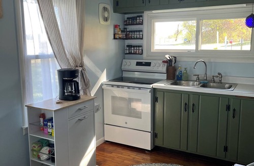 East Leroy House | Whispering Waters - Charming 2-bedroom house in adorable Burlington with AC