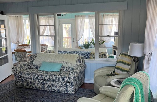 East Leroy House | Whispering Waters - Charming 2-bedroom house in adorable Burlington with AC