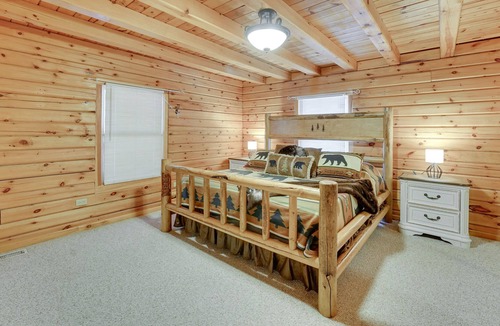 White Cloud Cabin | White Cloud Cabin w/ Deck: 2 Mi to Hardy Dam Pond