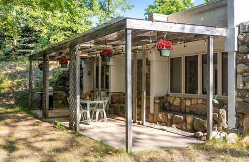 Greilickville Apartment | White Stone House: Pet-Friendly Home on 10 acres!