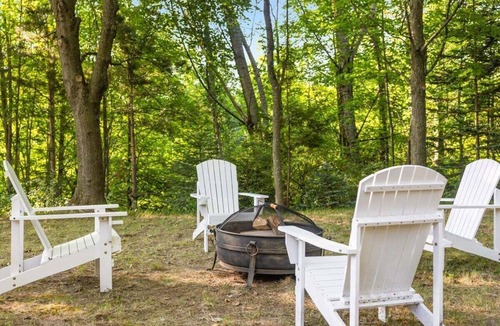 Greilickville Apartment | White Stone House: Pet-Friendly Home on 10 acres!