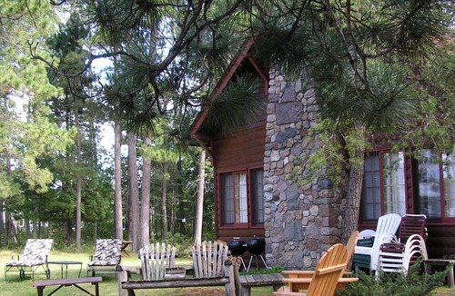 Pequot Lakes Cabin | Whitefish Chain, Vintage Log Cabin, Private, Fireplace/Loft, Sleeps 8