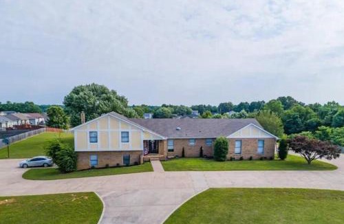 Clarksville House | Whole Home 1335 Whitt Ln