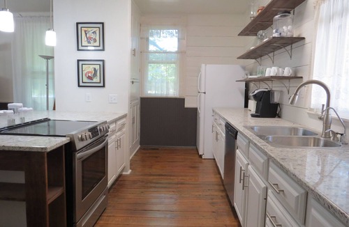 Clinton House | Wi-Fi avail at this Beautiful 1896 Farmhouse, rural setting. Tranquil location.