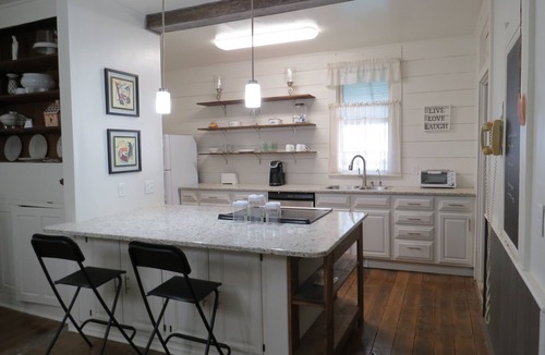Clinton House | Wi-Fi avail at this Beautiful 1896 Farmhouse, rural setting. Tranquil location.