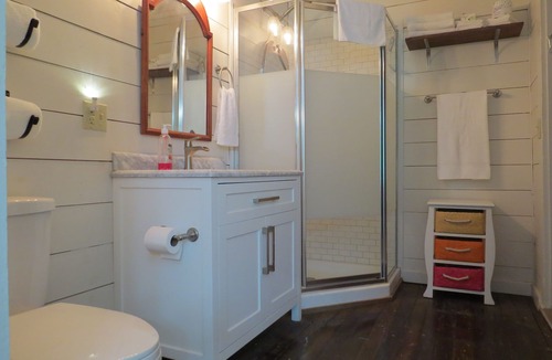 Clinton House | Wi-Fi avail at this Beautiful 1896 Farmhouse, rural setting. Tranquil location.