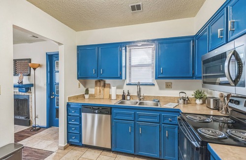 Wichita Apartment | Wichita Roots ~ Midwestern Charm Good WiFi Parking Terrific apartment Book Now!