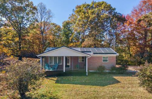 Beattyville House | WiFi - Cozy Stay - Grey Duck