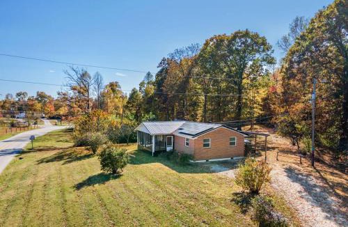 Beattyville House | WiFi - Cozy Stay - Grey Duck
