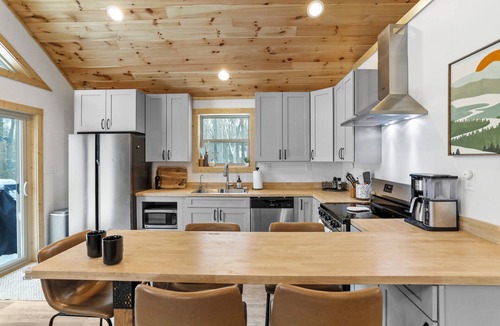 McHenry Cabin | Wild Laurel - Sleeps 6 - Family Curated - Hot tub- Under 10 mins to WISP/Lake