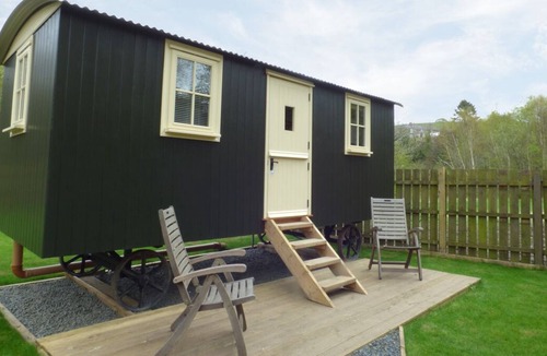Haltwhistle Cabin | WILLIAM'S HIDE, pet friendly, with open fire in Haltwhistle