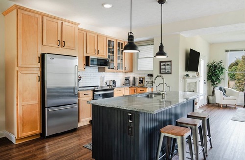 Manistee Condo | Wind Off The Lake - Updated Modern Townhouse