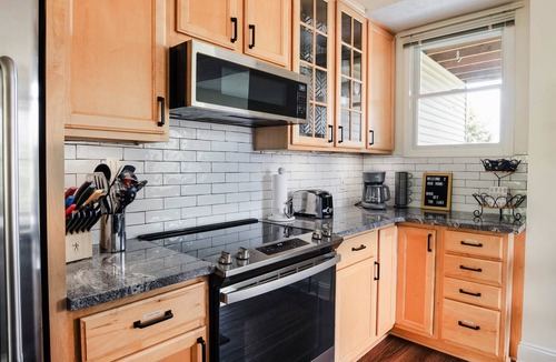 Manistee Condo | Wind Off The Lake - Updated Modern Townhouse