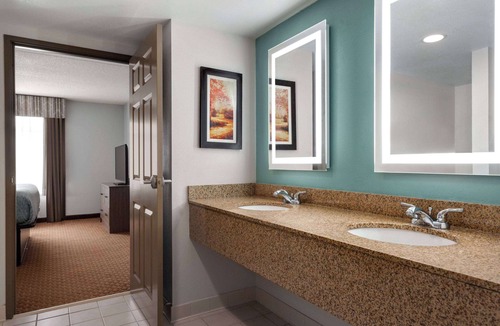 Jeffersontown Hotel | Wingate by Wyndham Louisville East