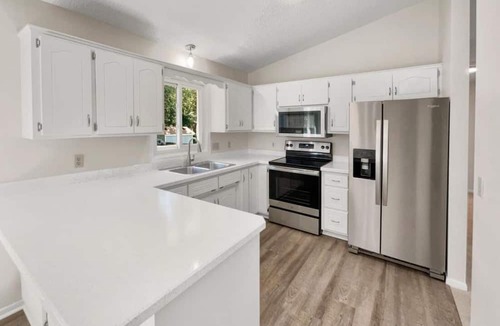 Blaine House | Winter Peace A Cozy Minimalist Suite + Fast Wi-Fi.