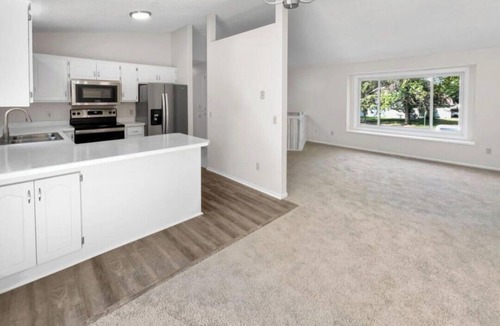 Blaine House | Winter Peace A Cozy Minimalist Suite + Fast Wi-Fi.