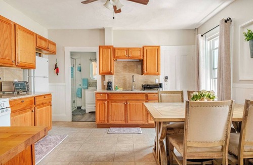 Salem Apartment | Witch City Retreat w/Tiki Bar